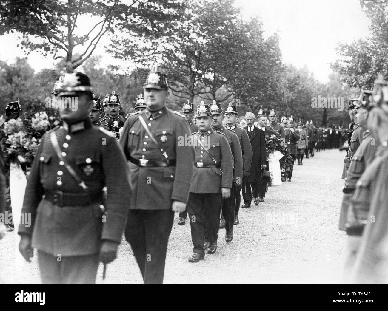 La sepoltura del Schutzpolizeioberwachtmeister (personale di polizia sergente) Zaenker, che è stato assassinato dai comunisti, Hasenheide cimitero. I suoi compagni per condurlo per l'ultima volta. Foto Stock