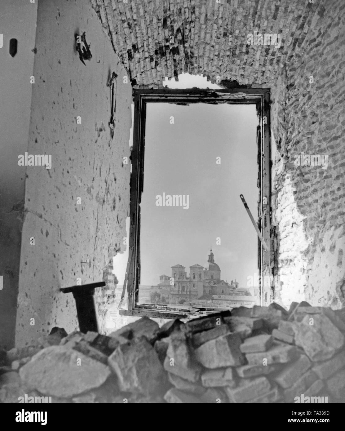 Foto della Chiesa dei Gesuiti di San Ildefonso da una rovina il telaio del finestrino dell'Alcazar di Toledo dopo la liberazione della fortezza spagnola le truppe nazionali il 26 settembre 1936. Foto Stock