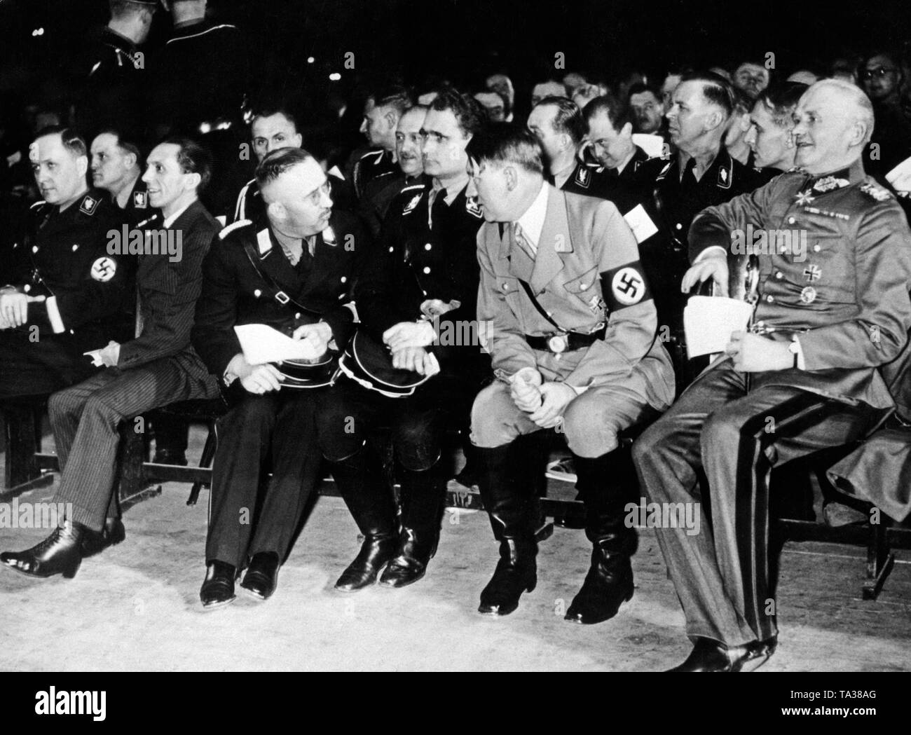 Heinrich Himmler e Adolf Hitler avente una conversazione in Berlin Sportpalast. Prima fila da sinistra a destra: Reichsbauernfuehrer Walther Darre, Propagandaminister Joseph Goebbels, Reichsfuehrer SS Heinrich Himmler, Rudolf Hess, Adolf Hitler e Reich ministro della guerra Werner von Blomberg. Foto Stock