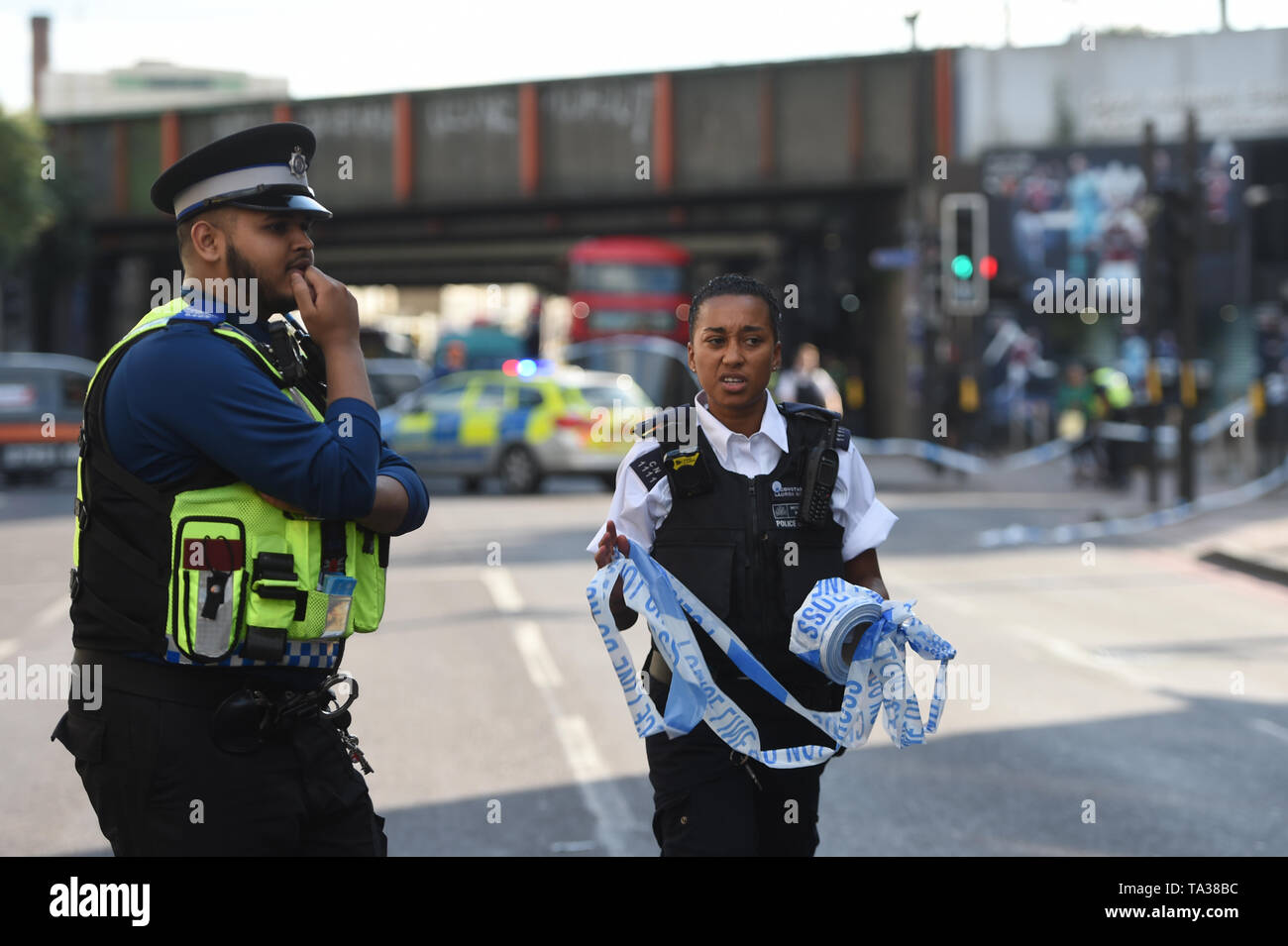 Cordone di polizia off una zona sulla Seven Sisters Road vicino a Finsbury Park Station prima di leader del partito laburista Jeremy Corbyn è dovuta alla visita di Finsbury Park moschea a Londra, sul secondo anniversario di Finsbury Park attacco terroristico. Foto Stock