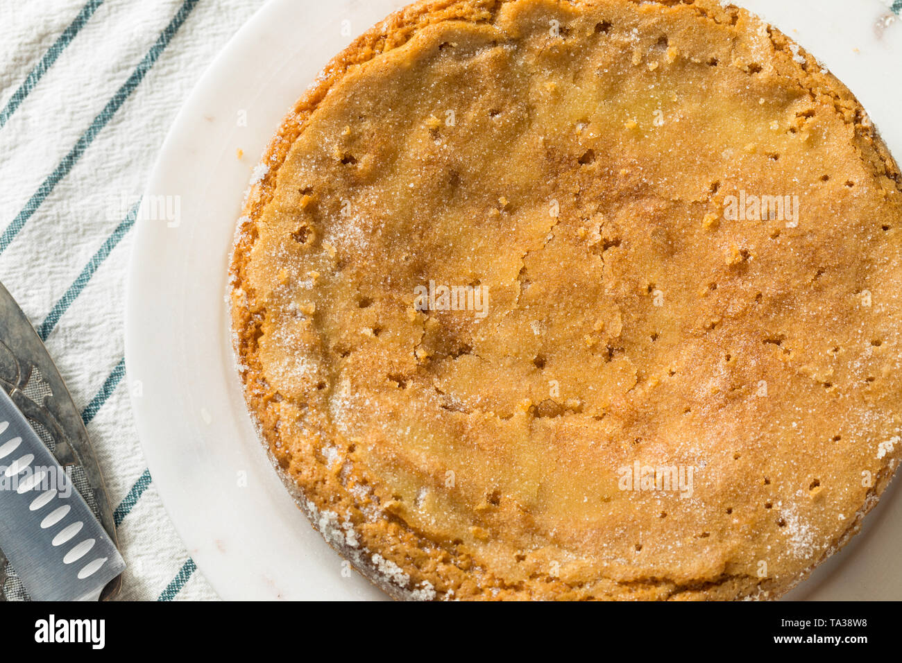 In casa l'olio d'oliva la torta con lo zucchero su un vassoio Foto Stock