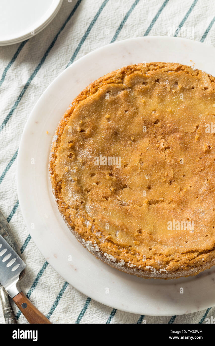 In casa l'olio d'oliva la torta con lo zucchero su un vassoio Foto Stock