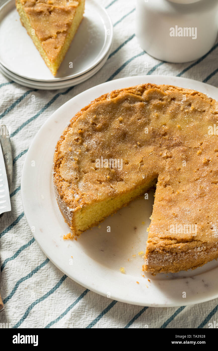 In casa l'olio d'oliva la torta con lo zucchero su un vassoio Foto Stock