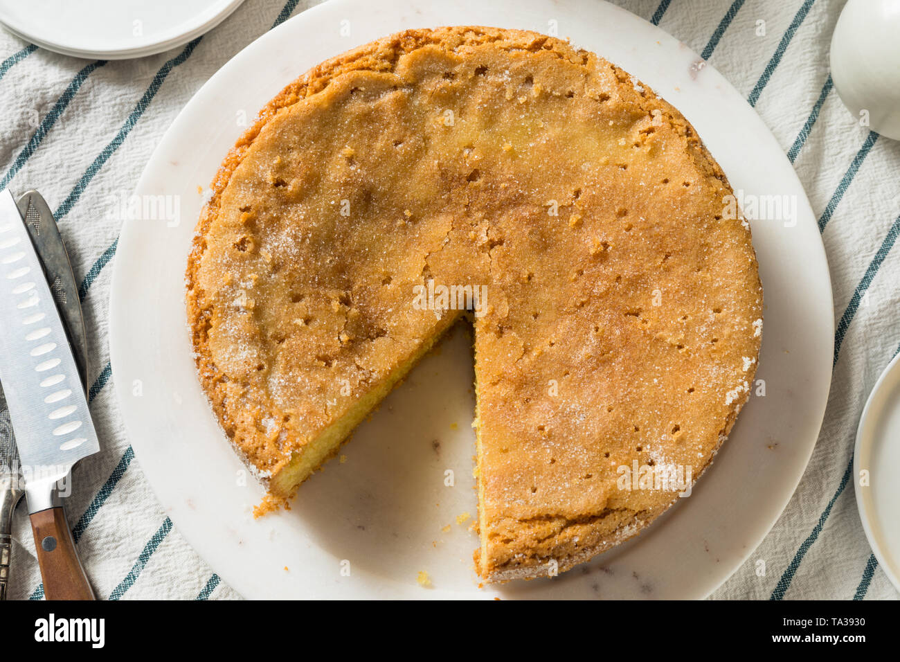 In casa l'olio d'oliva la torta con lo zucchero su un vassoio Foto Stock