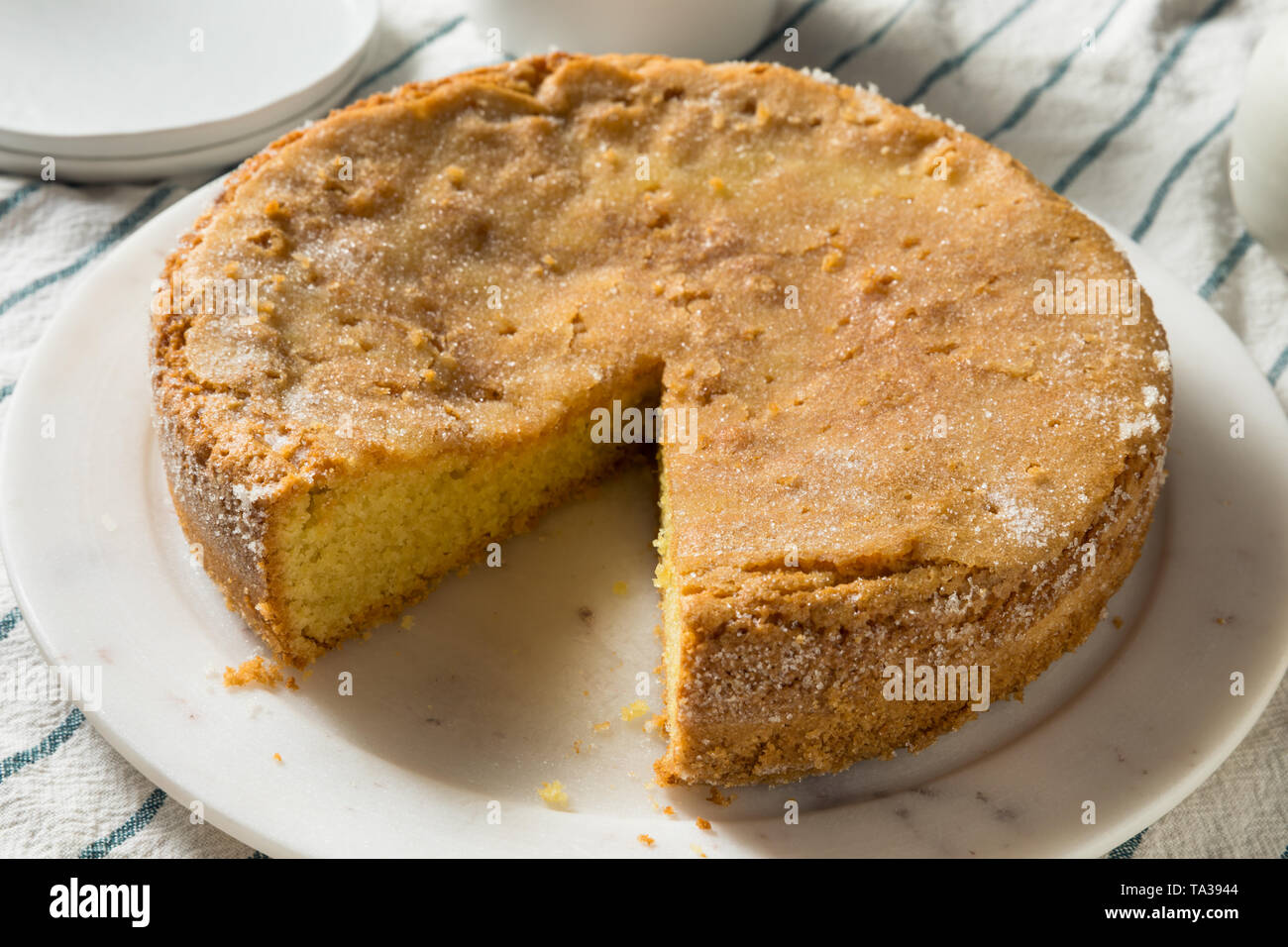 In casa l'olio d'oliva la torta con lo zucchero su un vassoio Foto Stock