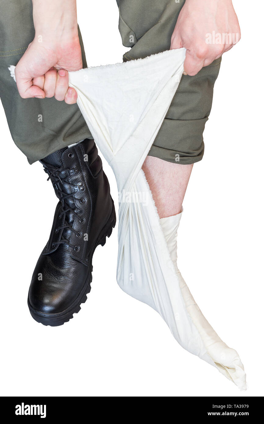 Indossando avvolge il piede con militare stivali neri e l'esercito i pantaloni khaki Foto Stock
