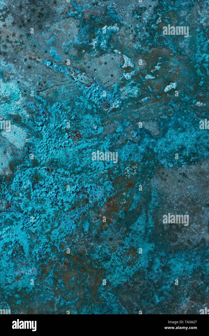 Lo sviluppo di colore verdastro film blu sul vecchio bronzo, rame o ottone, attraente patina invecchiato patterns Foto Stock