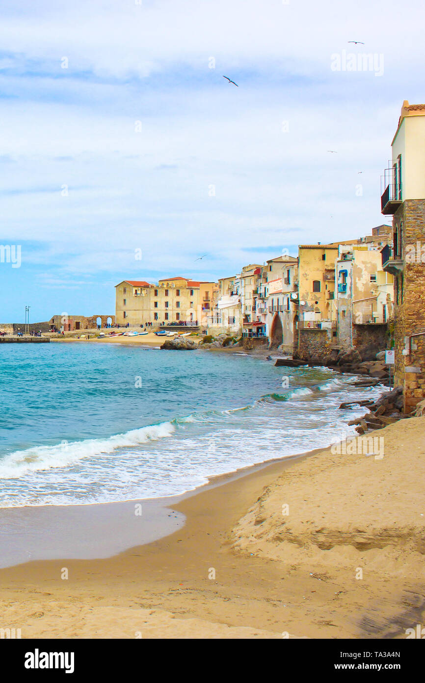 Vecchie case tradizionali nel porto della bella città siciliana Cefalu. La città si trova sulla costa tirrenica è una delle principali attrazioni turistiche in Italia. Foto Stock