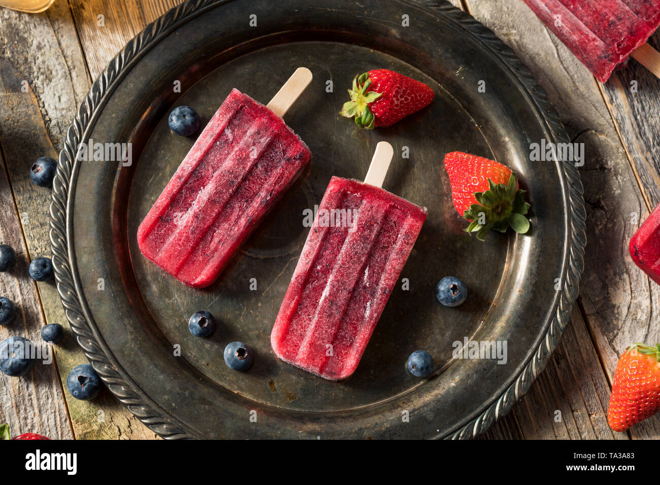 Congelati in casa il Kombucha Berry Popsicles con fragole Foto Stock