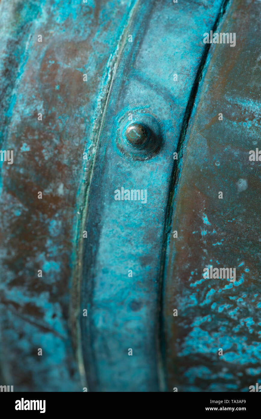 Lo sviluppo di colore verdastro film blu sul vecchio bronzo, rame o ottone, attraente patina invecchiato patterns Foto Stock