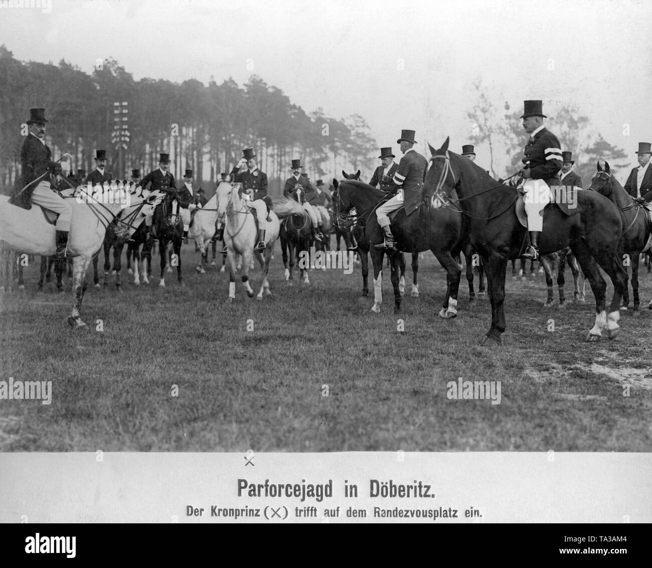 Il principe ereditario durante un par di forza in suoneria Doeberitz vicino a Berlino. Qui il principe ereditario (centro su un cavallo bianco) arriva al rendezvous posto del partito di caccia. Foto Stock