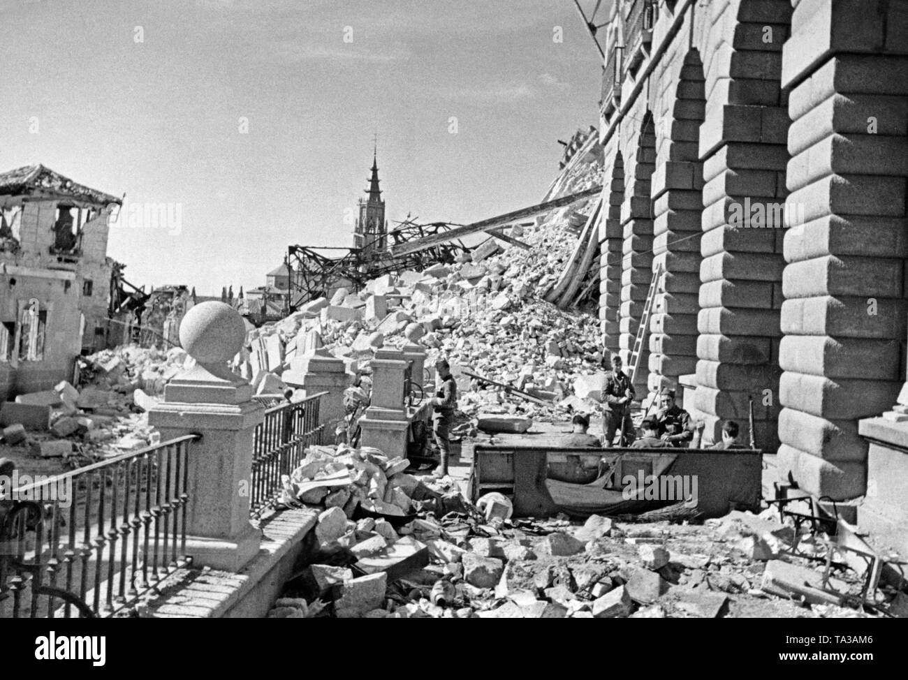 Foto del distrutto fronte meridionale di Alcazar di Toledo dopo la sua conquista da parte spagnola delle truppe nazionali durante il tour di Franco, le truppe del 26 settembre 1936. In mezzo, i soldati sono seduto su un divano. Foto Stock