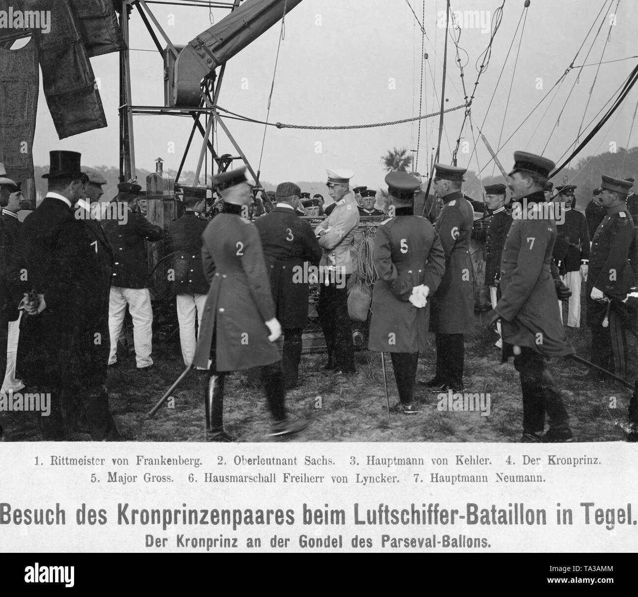 Qui il principe ereditario Wilhelm di Prussia visiti la gondola del palloncino di Parseval. Da 1 a 7: Capitano von Frankenberg (1), il Tenente Sachs (2), il Capitano von Kehler (3), principe ereditario Wilhelm (4), Major lordo (5), Casa Maresciallo Freiherr von Lyncker (6), capitano Neumann (7). Foto Stock