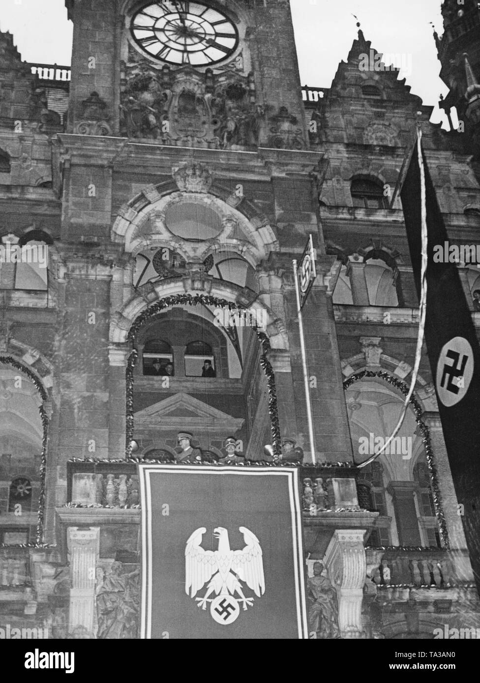 Adolf Hitler (sinistra) e Konrad Henlein sul balcone del municipio di Reichenberg (oggi Liberec) il 2 dicembre 1938, durante l'occupazione dei Sudeti. Foto Stock