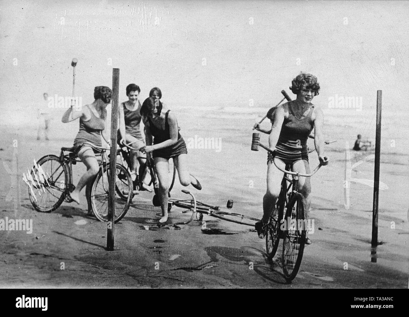 Un gruppo di giovani donne del ciclo di riproduzione di polo sulla spiaggia di Long Beach, CA. Foto Stock
