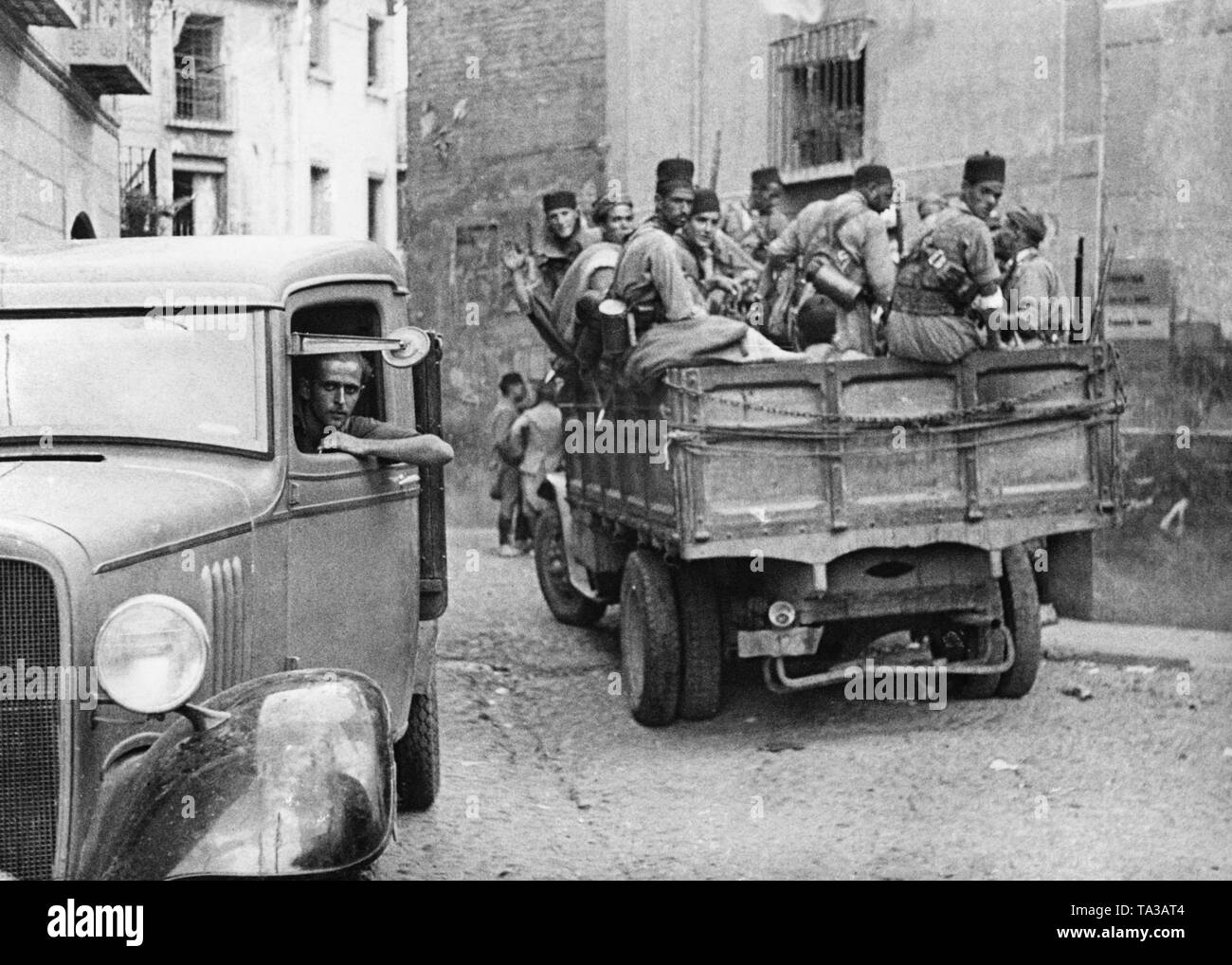 Le truppe africane di Franco-nazionale esercito spagnolo sulla strada per la parte anteriore a Talavera. La foto è stata scattata durante i combattimenti in giro per la città (02.-03.09.1936). Foto: v. Studnitz Foto Stock