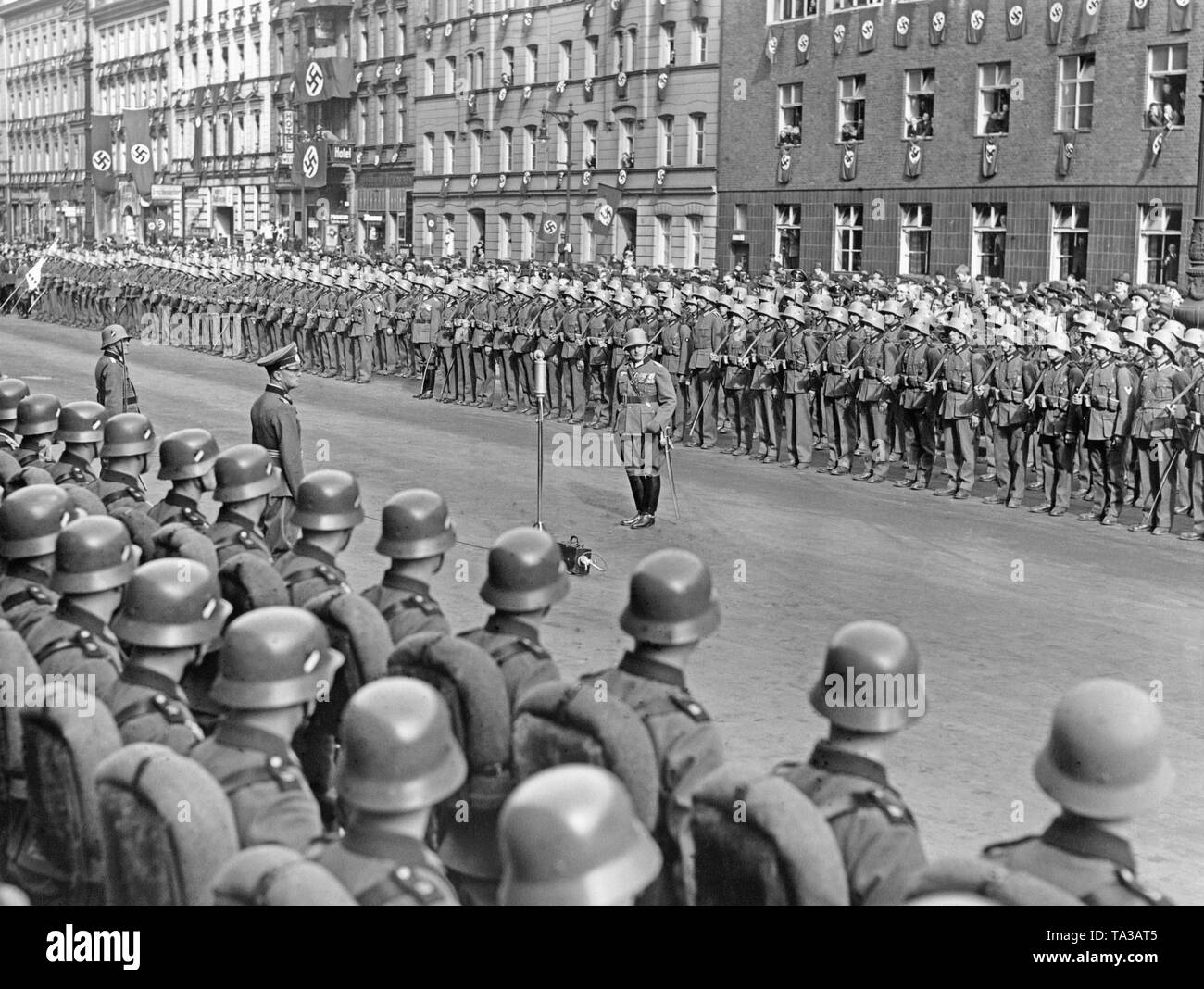 Il battaglione di Vienna a feste di addio della sua visita a Berlino. Il tenente Wilhelm Ergert rende grazie per il soggiorno. Sulla sinistra, il maggiore generale Seiffert, il comandante di Berlino. Nel corso dell'annessione dell'Austria per il Reich tedesco, soldati austriaci visitare Berlino. In primo piano, i soldati del battaglione di guardia, sull'altro lato della strada la viennese. Foto Stock