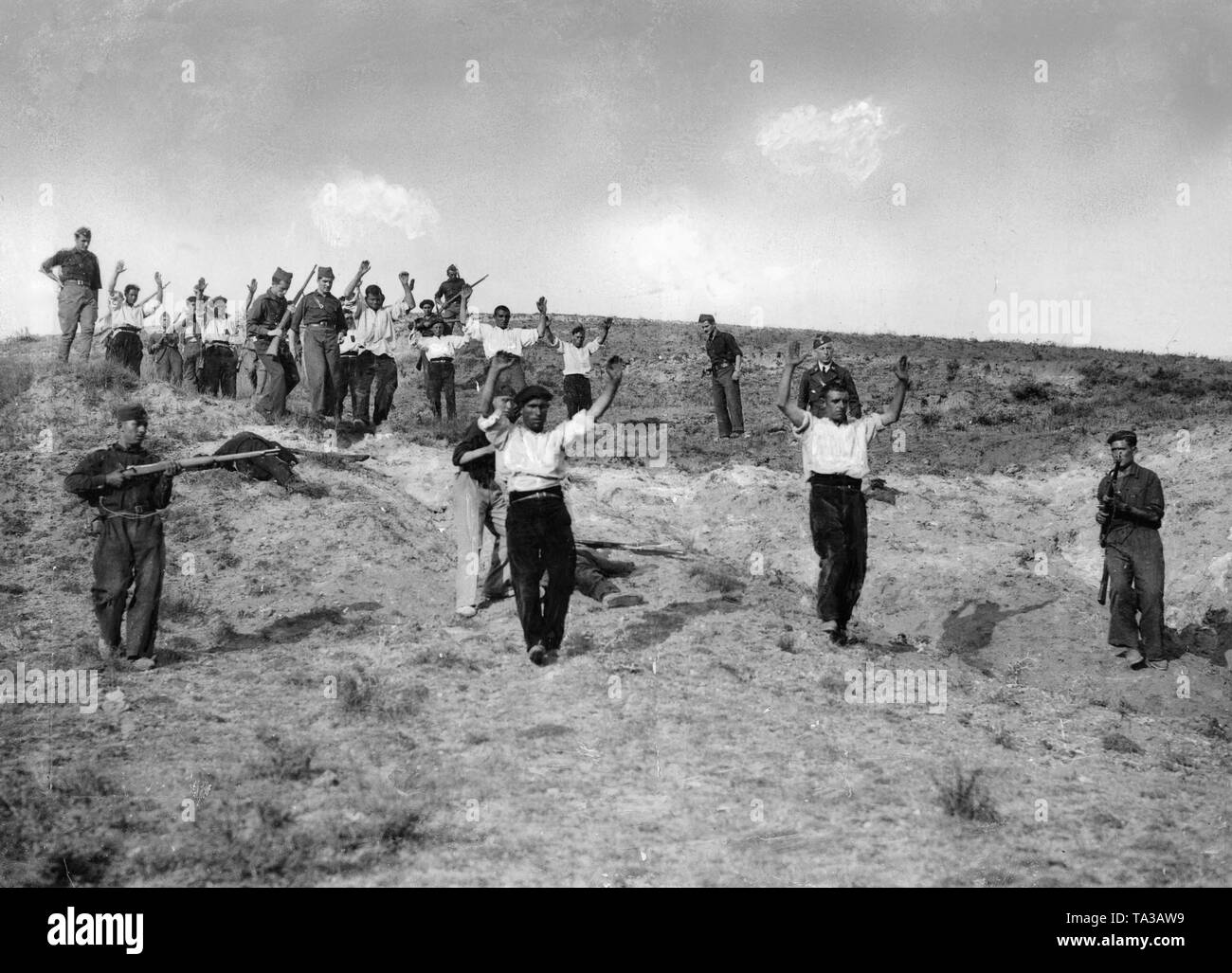 Registrati: August 29.1936. Lavoratori repubblicano sono piombo da Franco, le truppe per essere eseguito. Sul terreno sono soldati spagnoli uccisi dai lavoratori Foto Stock