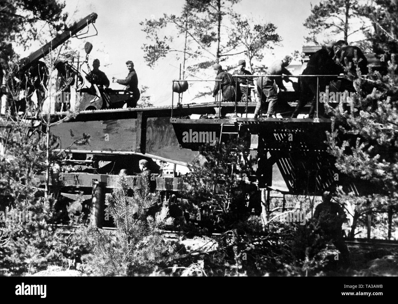 I soldati tedeschi su una pistola ferroviaria 28-cm-Kanone 5 (E), con il quale essi incendio presso la città circondata. Foto di Propaganda Company (PK): SS corrispondente di guerra Raudies. Foto Stock