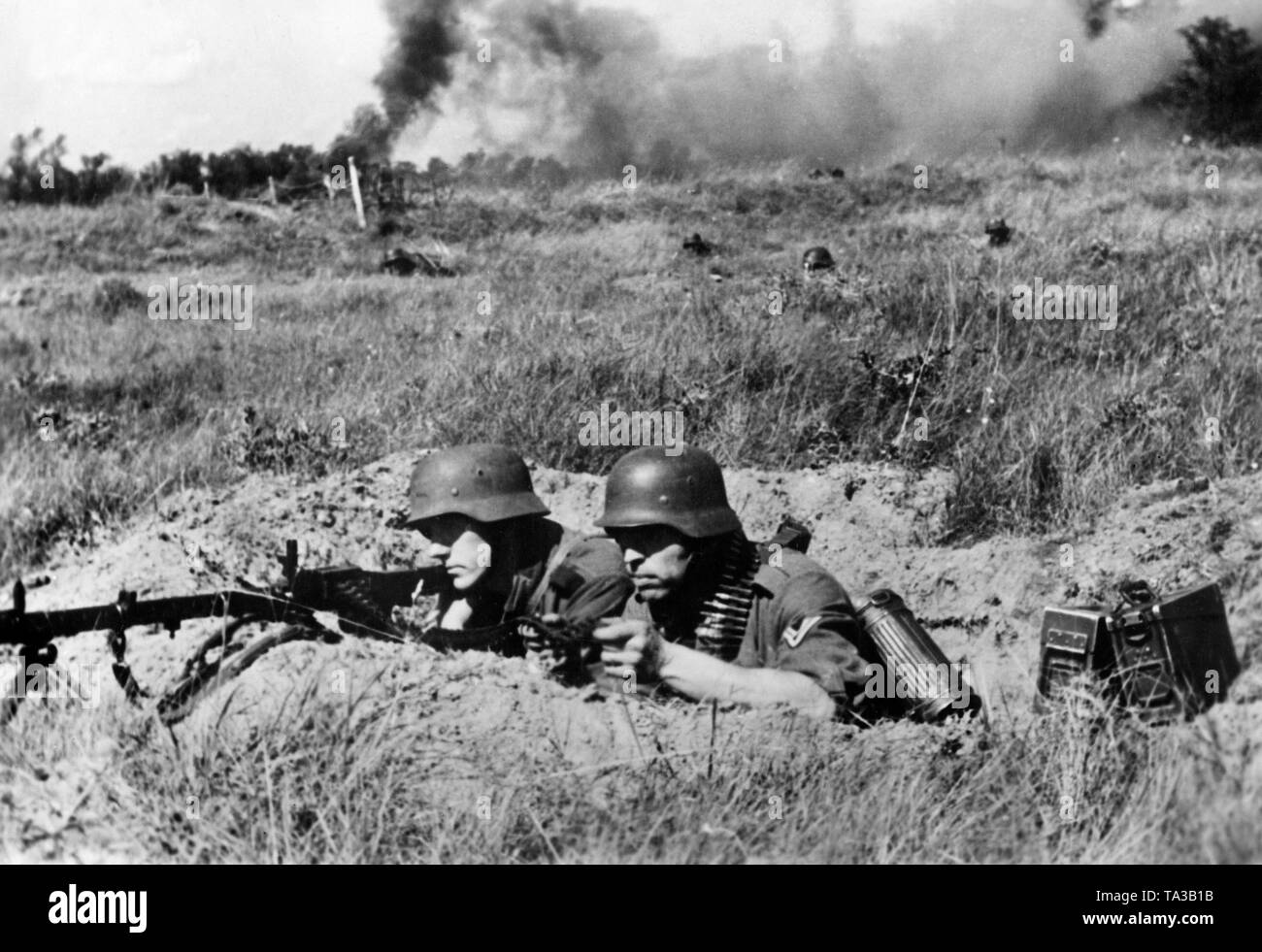 Il tedesco di fanti con un MG-34 in posizione in un cratere della shell. Foto Stock