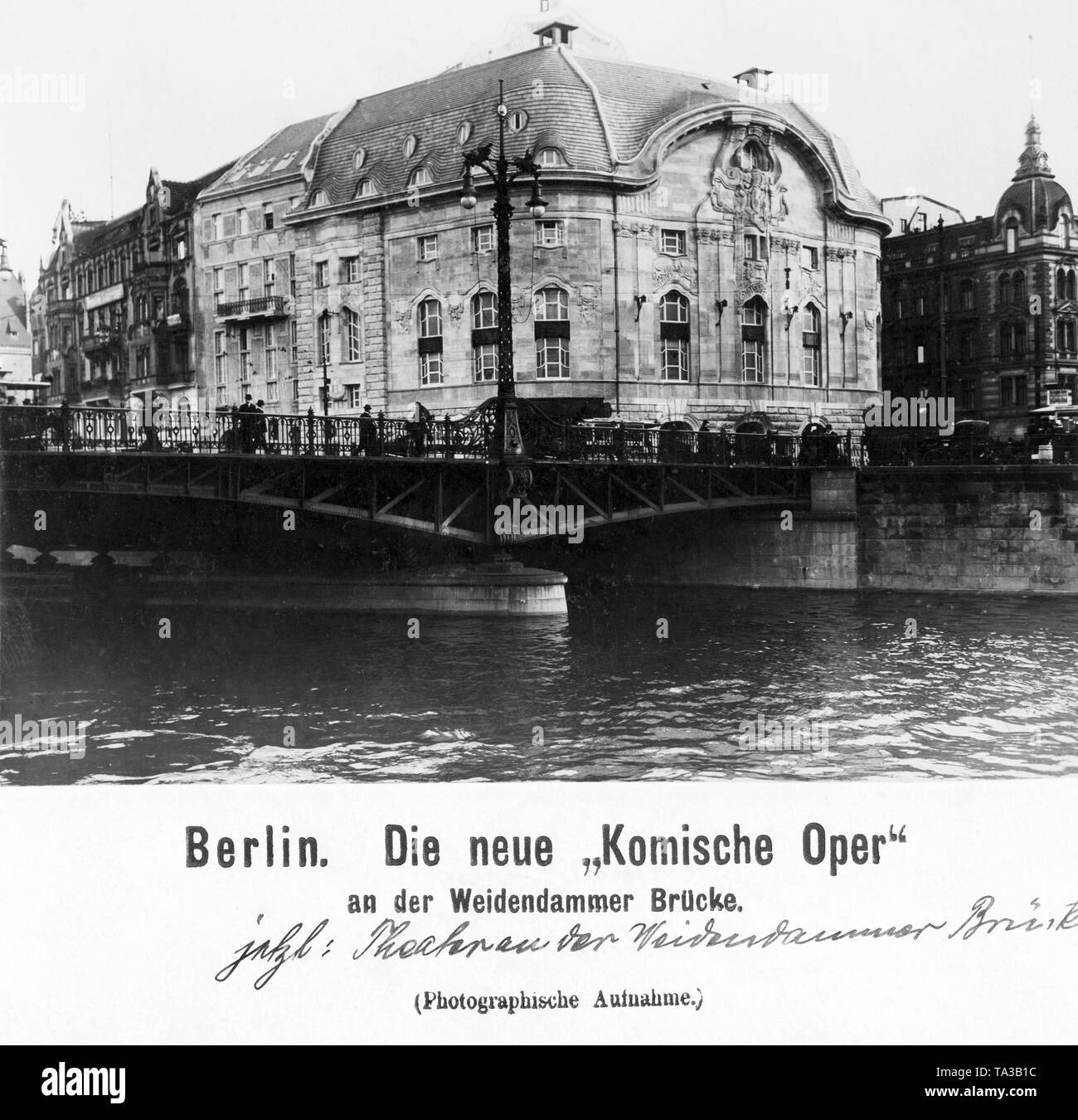 Il vecchio Komische Oper di Friedrichstrasse, all'altezza del ponte Weidendammer (in primo piano, attraversando il fiume Sprea a Berlino poco dopo il suo completamento. L' opera è stata distrutta durante la guerra e non deve essere confuso con il (nuovo) Komische Oper (fino al 1944 Teatro Metropolitan) in Behrenstrasse datata (foto). Foto Stock