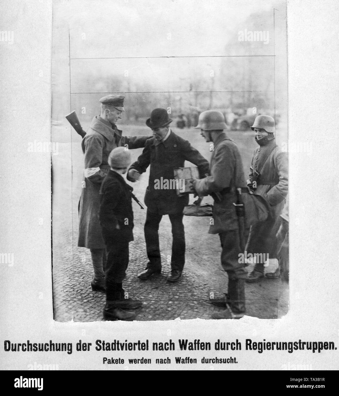 Durante l'insurrezione del gennaio, presunti rivoluzionari sono controllati dai membri dei Freikorps. Le truppe sono probabilmente membri dei Freikorps Reinhard. Foto Stock