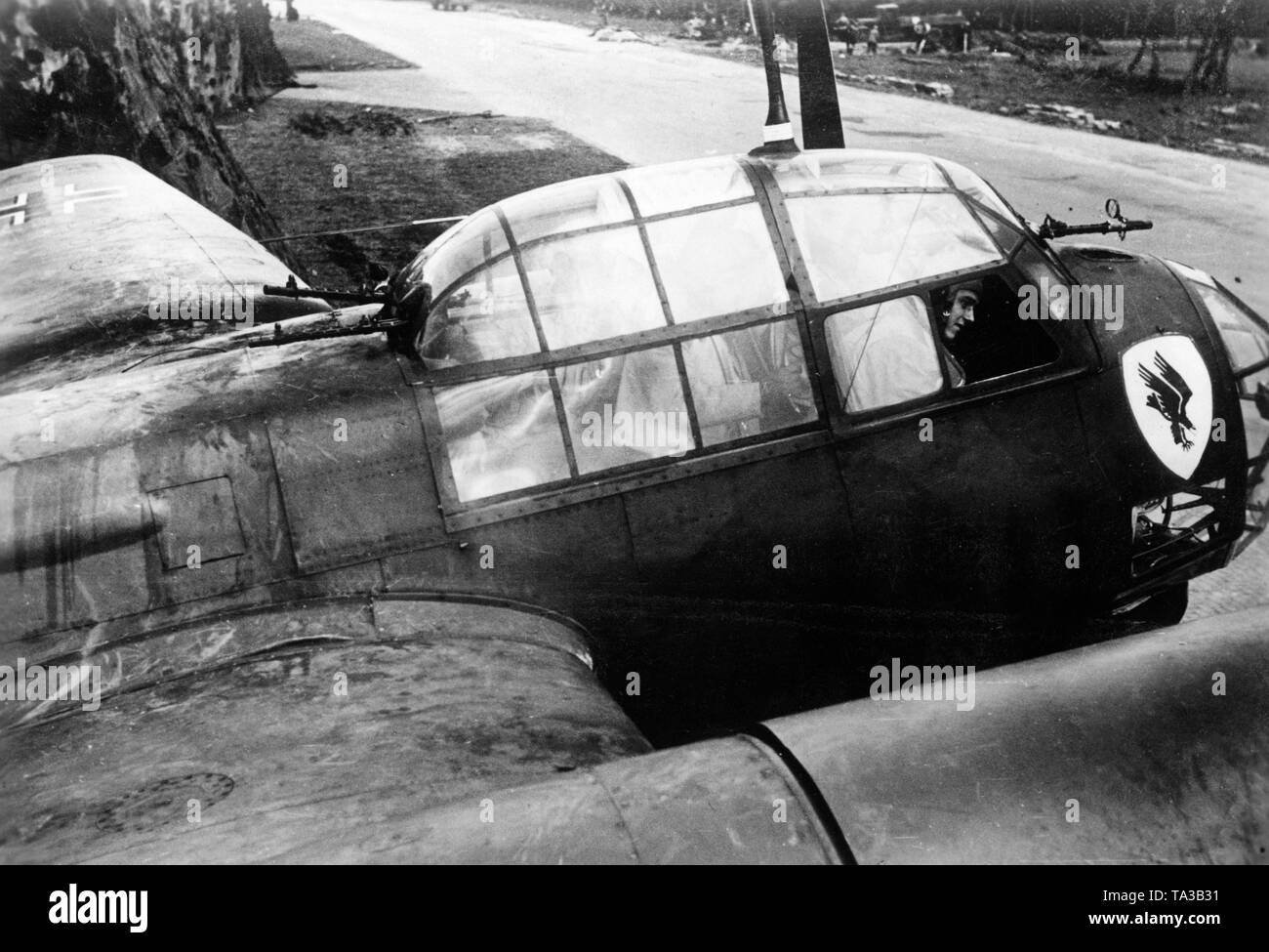 Gli aeromobili del 1° gruppo del Fighter Squadron 30 della Luftwaffe. Noto anche come "Adler-Geschwader' dopo il suo badge, la caduta eagle su sfondo bianco, visto qui su un Junkers Ju 88. Foto: corrispondente di guerra Sessler. Foto Stock