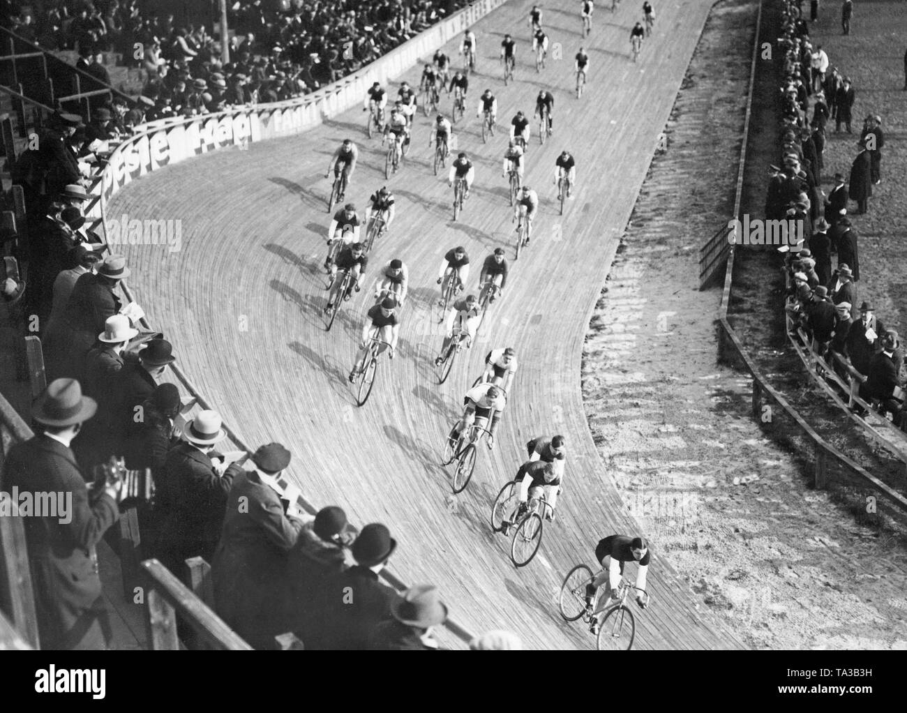 Vista della pista e lo spettatore attuale in Berlin Ruett Arena a livello amatoriale gara sprint 'Die Deutsche Meile' il 1 aprile 1930. Foto Stock