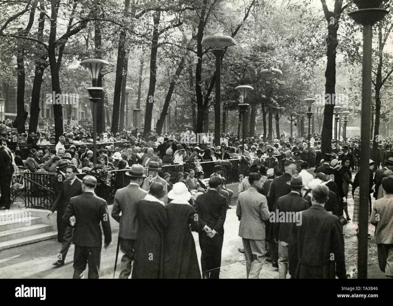 Un concerto si svolge sul sito di lo Zoo di Berlino. Qui, una vista dell'alto numero di visitatori. Foto non datata, presumibilmente nell'estate del 1926 durante un concerto di pausa. Foto Stock
