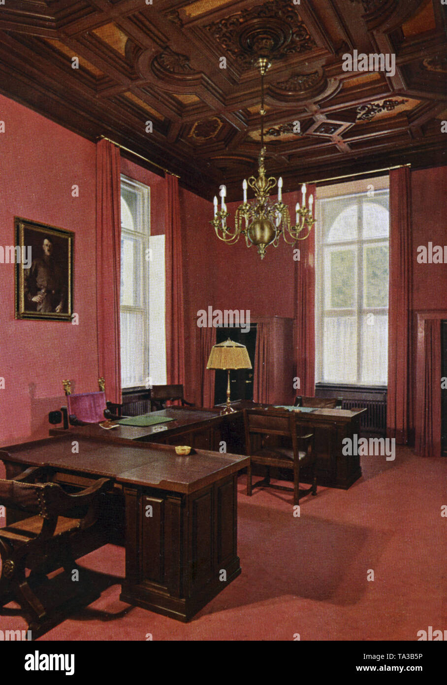 Sala riunioni dell' inchiesta e comitato di mediazione del NSDAP (Partito corte) nelle sedi di partito della NSDAP, piano terra nella casa marrone a Monaco di Baviera (Brienner Strasse 45). Sulla sinistra è un ritratto di Adolf Hitler. Senza Data di registrazione. Foto Stock