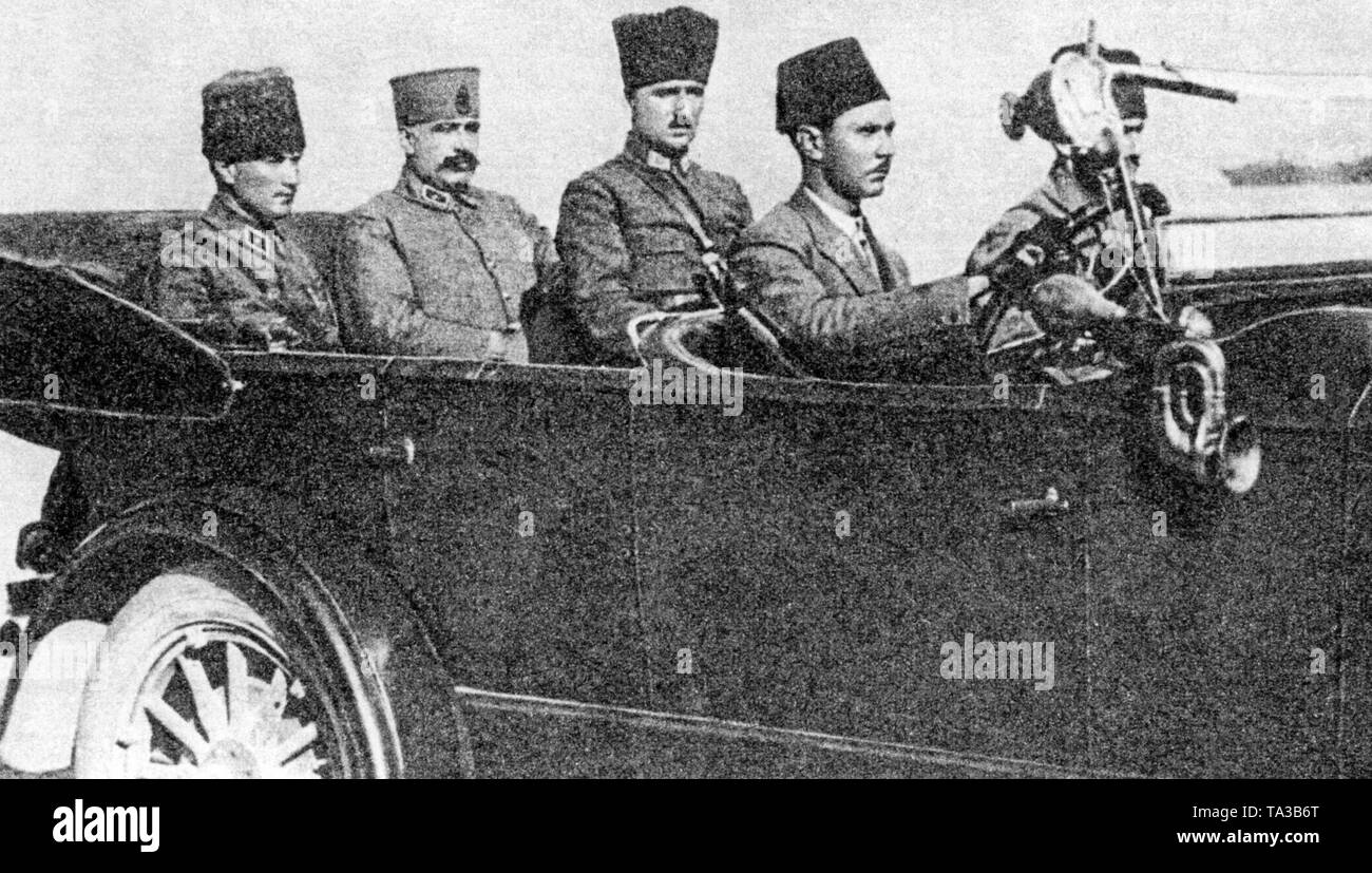 Foto di Mustafa Kemal Atatuerk insieme con Fevzi Cakmak sulla loro strada per la città liberata di Izmir dopo il ritiro delle Truppe greche il 10 settembre 1922. Foto Stock