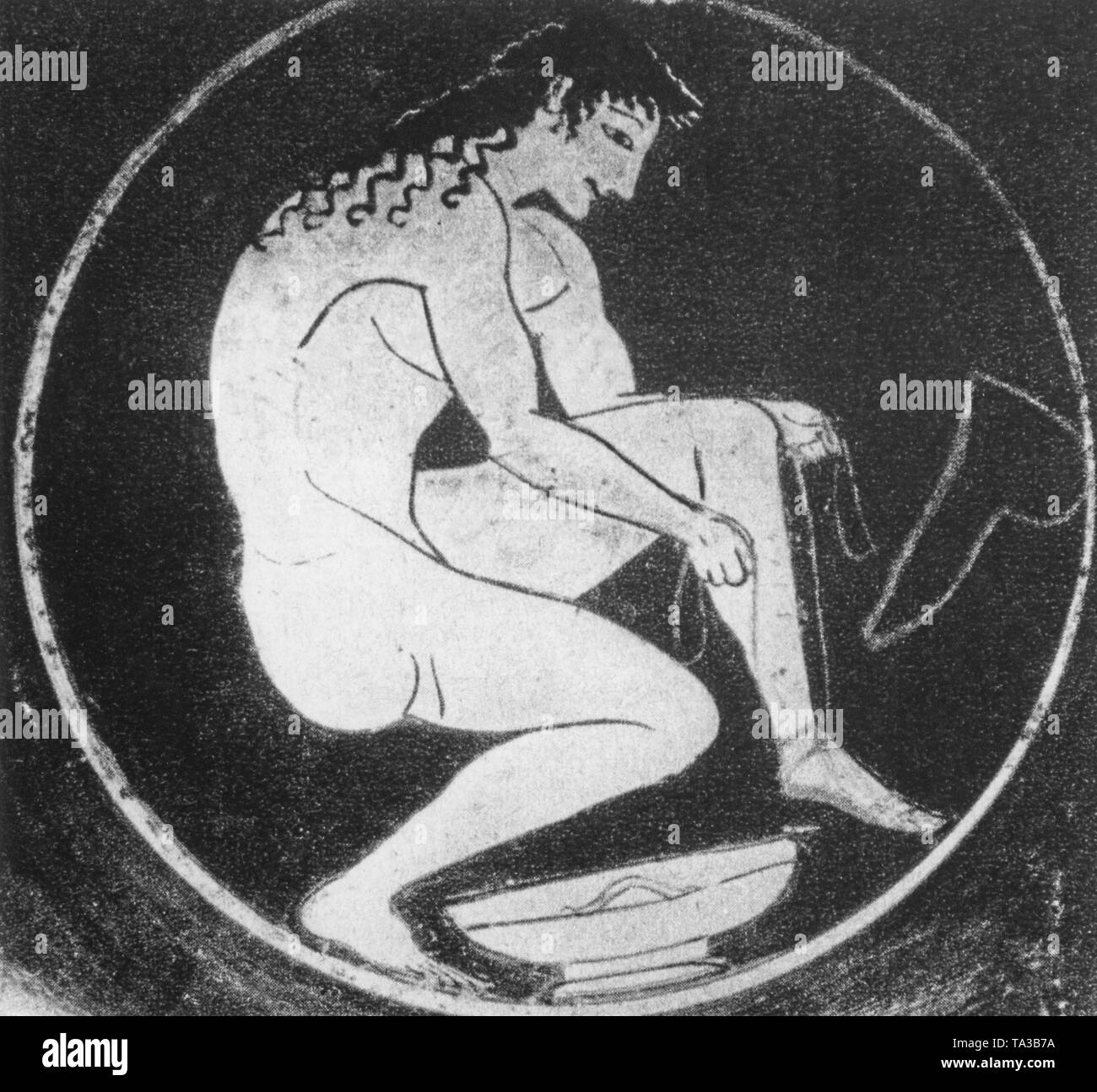 Il dipinto da un antico vaso greco da circa 520 BC, mostra una ragazza il suo legame sandali. Foto Stock