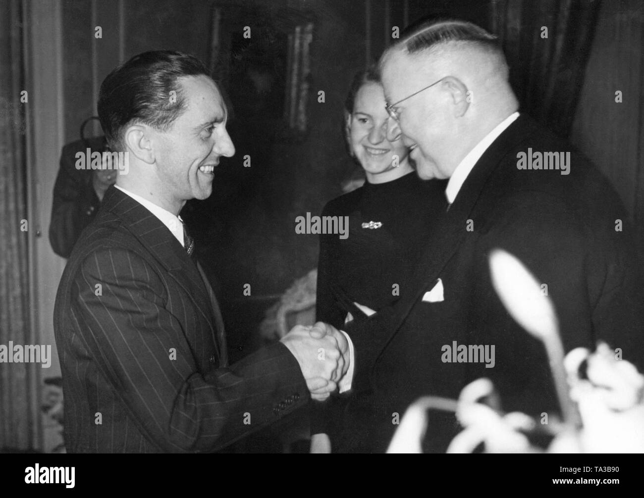 Propagandaminister Dr. Joseph Goebbels si congratula con il direttore generale dell'UFA e la casa editrice Scherl Ludwig Klitzsch sul suo sessantesimo compleanno. In mezzo la sig.ra Klitzsch. Foto Stock