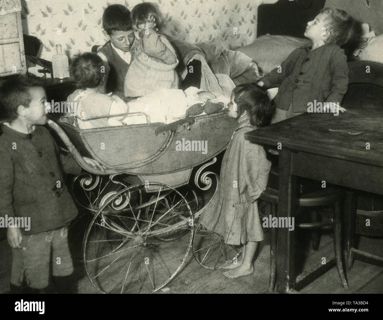 La foto mostra angosciate dei bambini. Dal 1932, il numero di disoccupati si erge, che con le loro famiglie sono oltre sei milioni di persone o a un terzo della popolazione. I bambini correre a piedi nudi anche fino all'inizio dell'inverno, calzature è spesso troppo lussuoso. Copertura dei rischi di malattia e di miseria sono sempre peggio e peggio dopo la riduzione dei sussidi di disoccupazione. Foto Stock