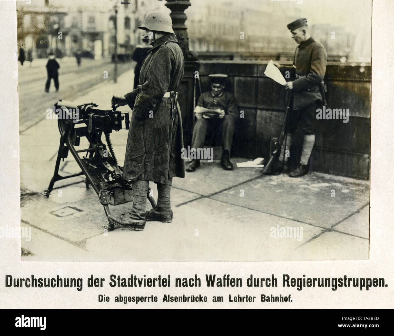 Soldati lealisti a guardia della cordoned Alsen ponte all'Lehrter Bahnhof. Due dei soldati di leggere un giornale. Le truppe sono probabilmente membri dei Freikorps Reinhard. Foto Stock