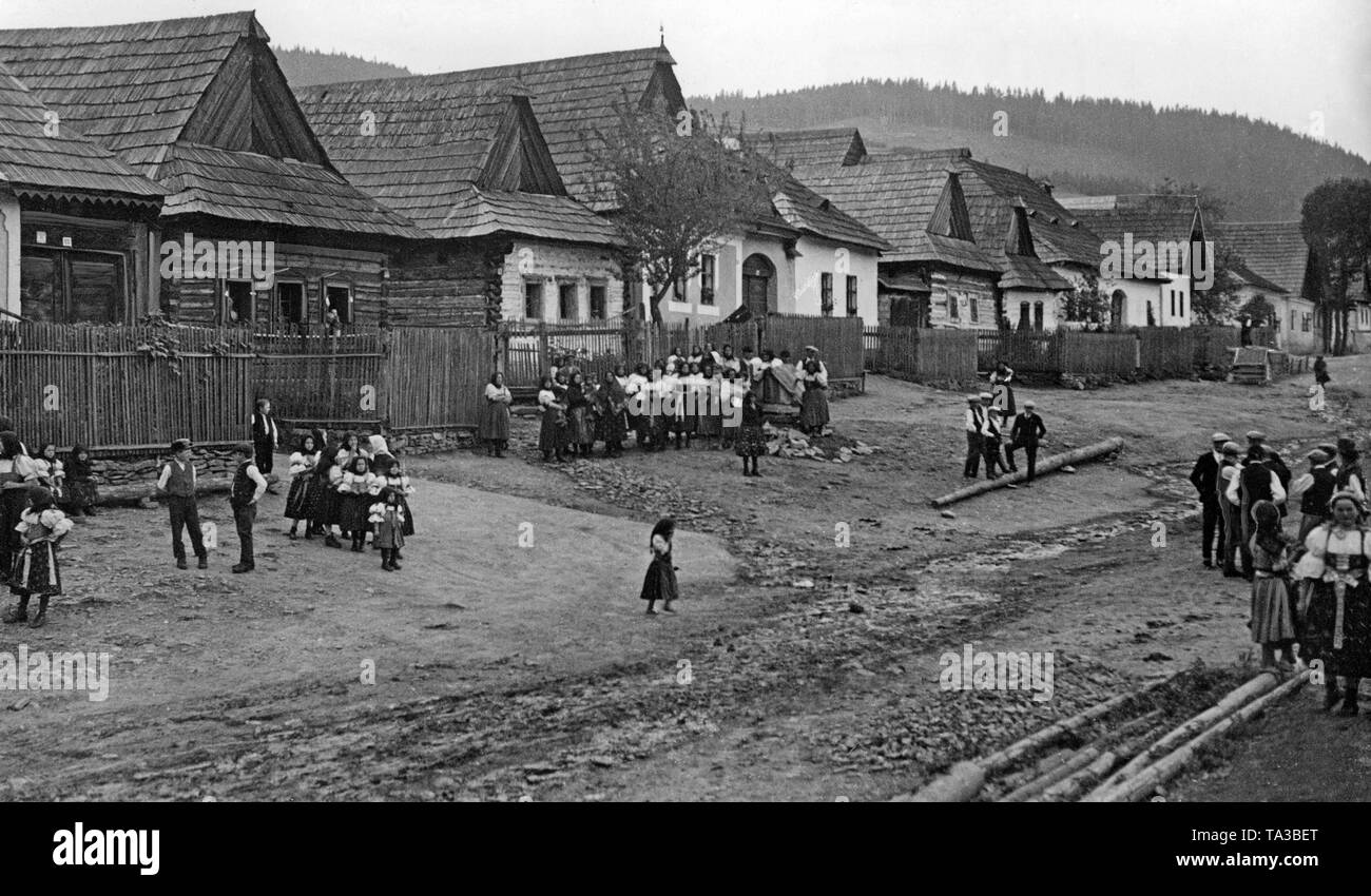 Il village street in Lomnicka, precedentemente Klein-Lomnitz, in SPI. Foto Stock