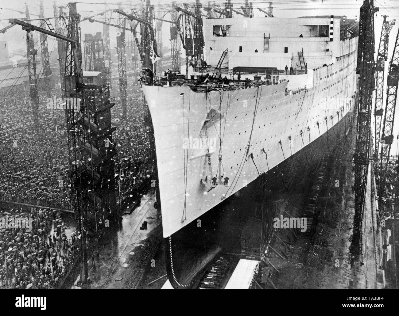 L'RMS "Queen Mary' è lanciato al cantiere John Brown & Co. in Clydebank (Scozia). Foto Stock