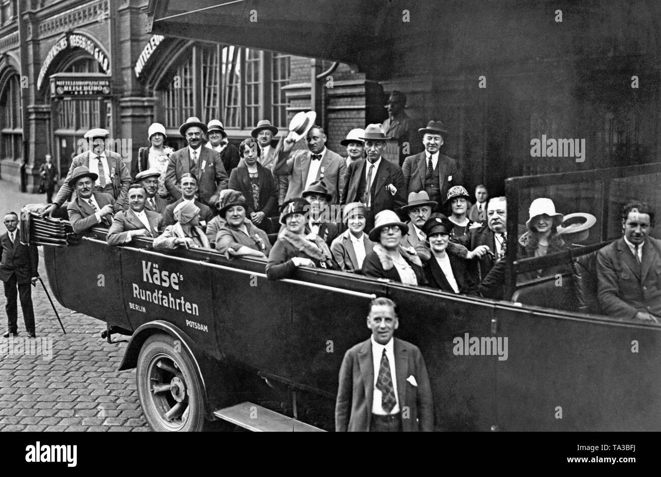 American marksman's guild a un tour in auto con la scritta 'Kaese Rundfahrten dell' a Berlino. Foto Stock