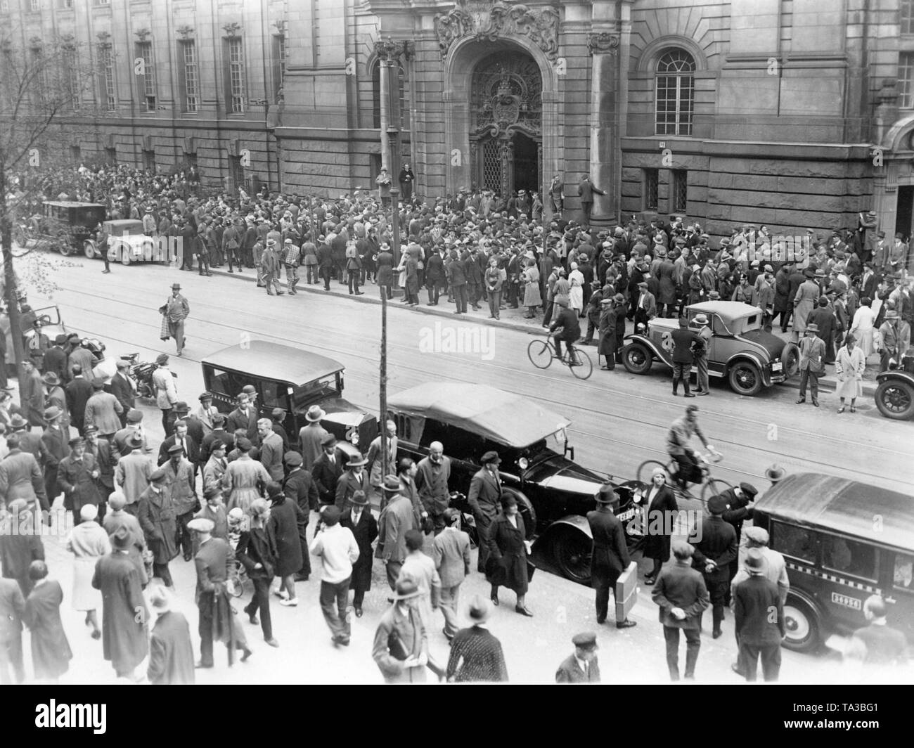 La folla in parte anteriore del Moabit Corte penale nel distretto di Berlino Mitte, la posizione di alcuni ben noti prove. Foto Stock