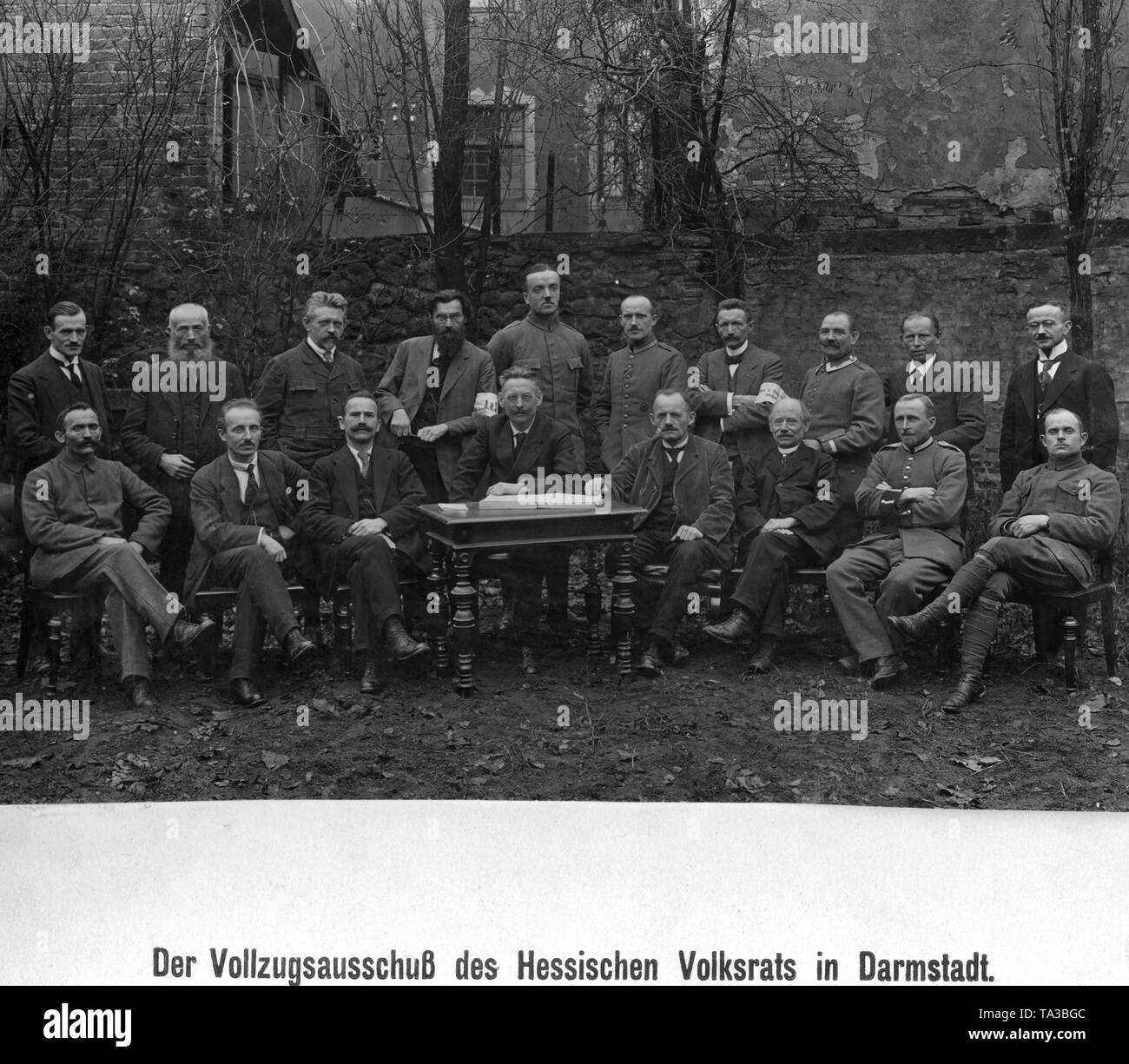 Il comitato esecutivo dell'Hessian popolare di Consiglio. In piedi flier Kallmann, del Landtag vice Hartmann, Muehlhaus, Hasenzahl, Erbach, Reich attore Kaut, comandante di Darmstadt Kaut Wendel, imprenditore Berkmann, Schaefer, agricoltore Faber, Leihgestern, Theodor Seibert, Sihaub, Friedberg, insegnante Loos, città vice Knoblauch, Generalskaufrat, segretario Spazz, flier Knaus. Foto Stock