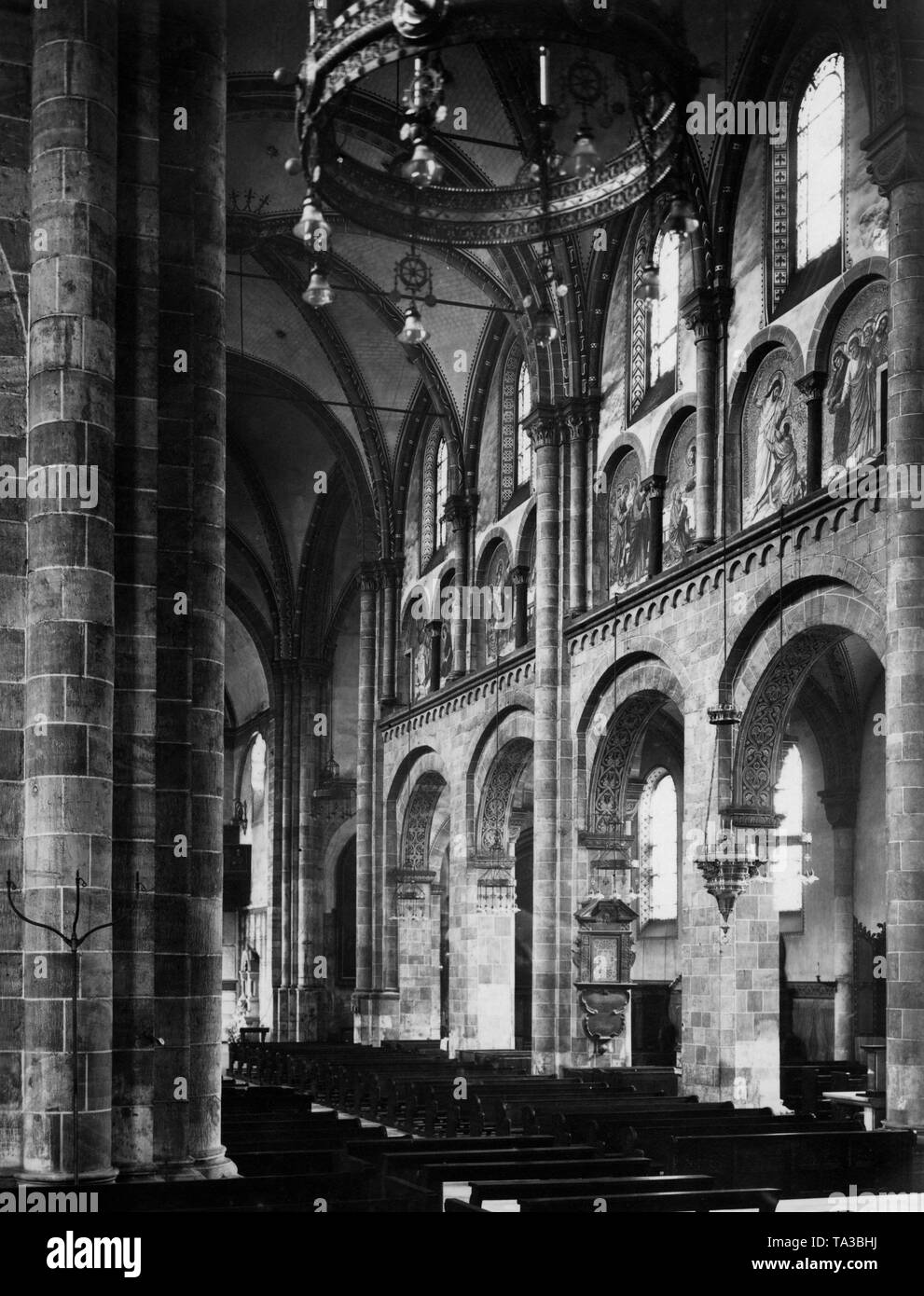Vista interna della navata della basilica dei Santi Apostoli in Colonia. La parte superiore delle pareti ha mosaici. Foto non datata. Foto Stock