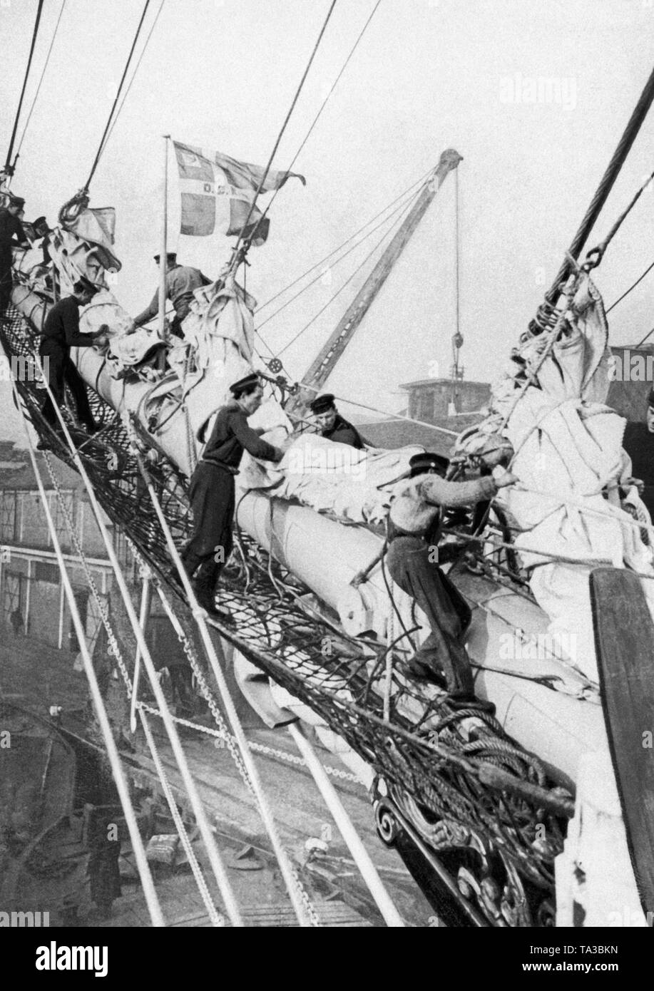 Cadetti allacciare i headsails sul bompresso della vela danese la formazione della nave 'Koebenhavn". Il 'Koebenhavn" è scomparso nel 1928 per motivi sconosciuti sul Pacifico. Foto Stock