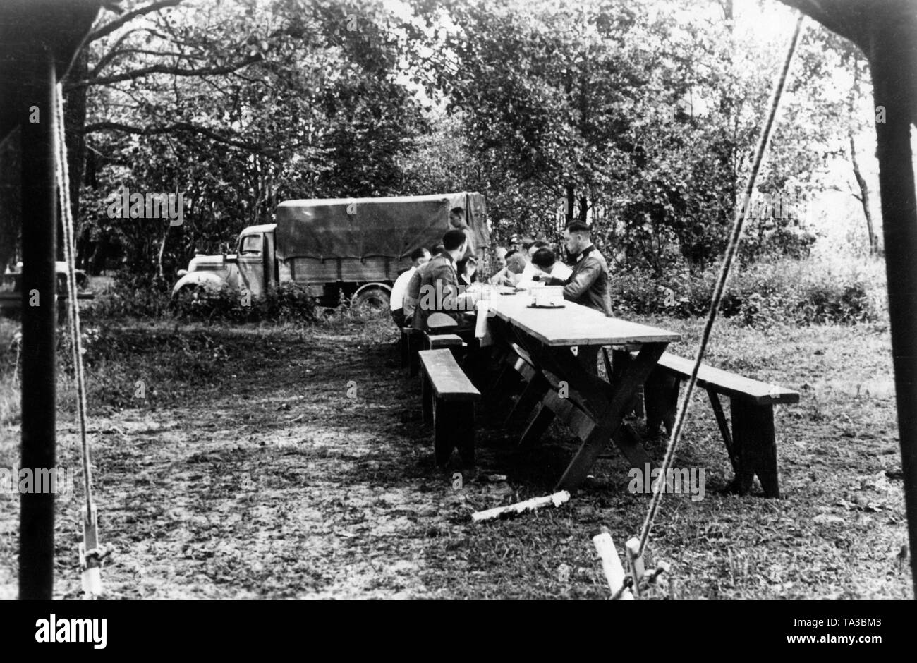 Un campo Comando Esercito (AOK) del gruppo di armate Nord vicino Nirza oggi in Lettonia. Vista da una tenda su un lavoro e tavolo da pranzo. Foto: reporter di guerra v.d.Piepen. Foto Stock