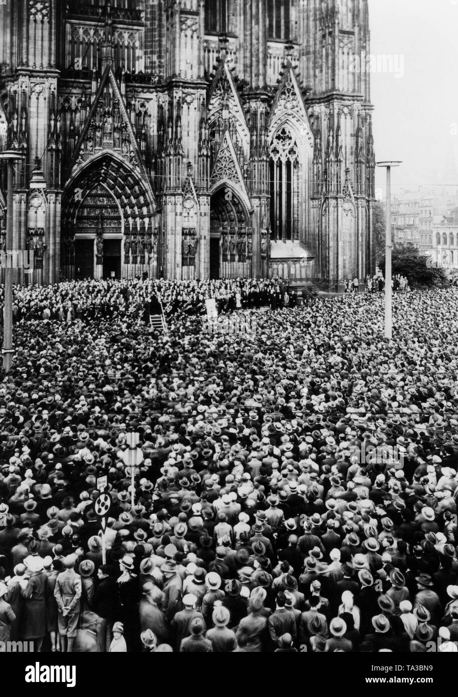 Una folla è in ascolto di una banda di ottoni con un coro sulla Domplatte davanti alla Cattedrale di Colonia, come parte delle manifestazioni di protesta contro il Trattato di Versailles. In background, portali di ingresso della cattedrale. Foto Stock Una folla è in ascolto di una banda di ottoni con un coro sulla Domplatte davanti alla Cattedrale di Colonia, come parte delle manifestazioni di protesta contro il Trattato di Versailles. In background, portali di ingresso della cattedrale. Foto Stock