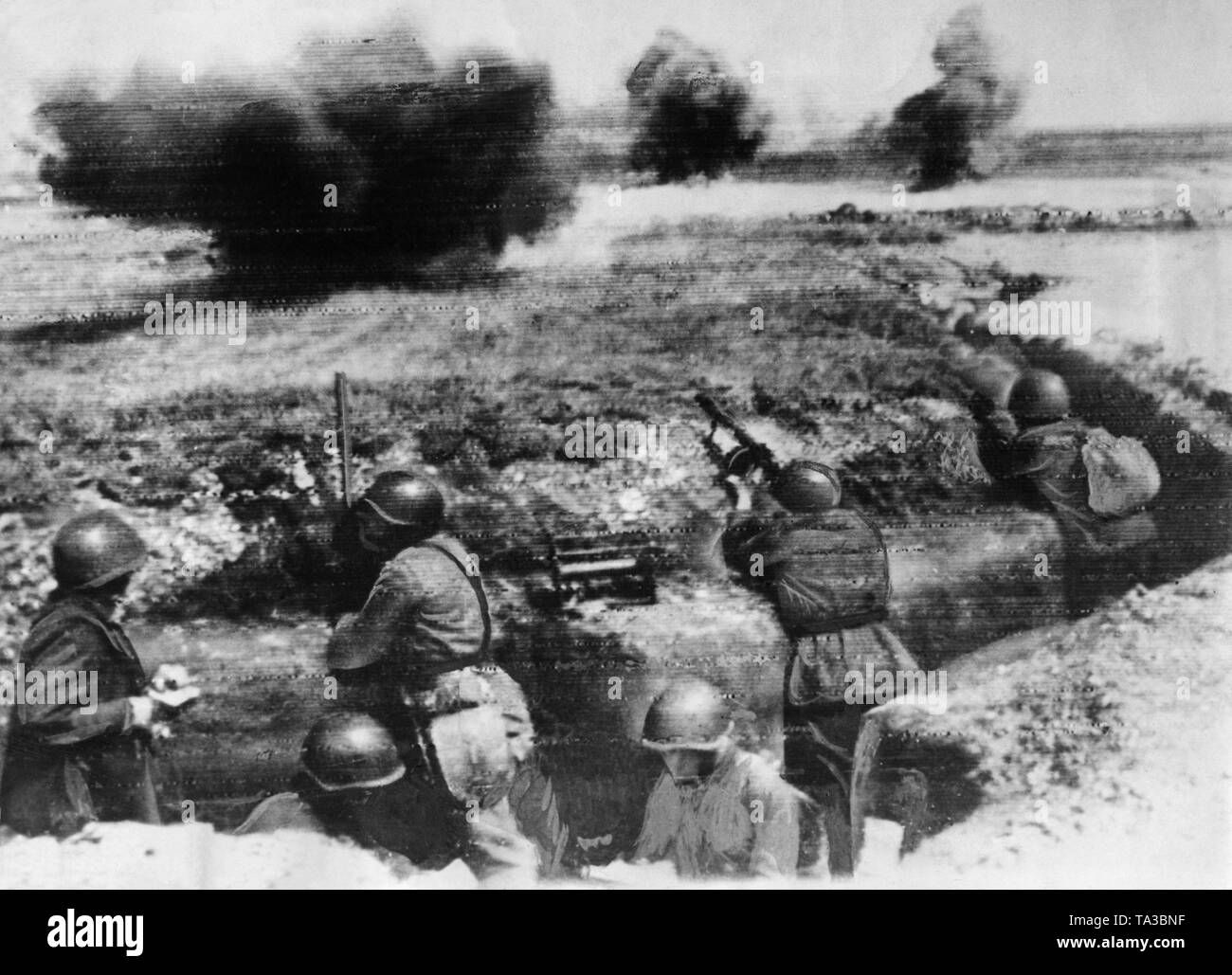 La fanteria sovietica in una trincea in previsione dell'attacco tedesco. Il secondo soldato da destra è dotato di un PPSch-41. Questo è uno dei primi scatti del fronte orientale, che ha raggiunto la stampa americana. Foto Stock