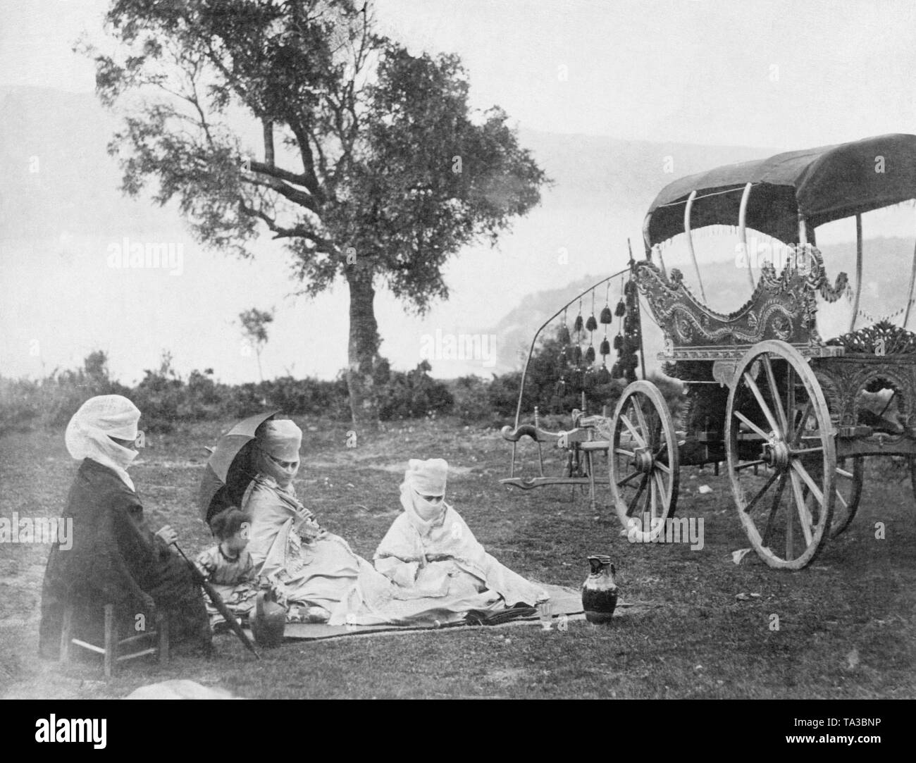 La vita pubblica in Turchia: donne velate dell'ottomano di classe superiore ad un picnic. Foto Stock