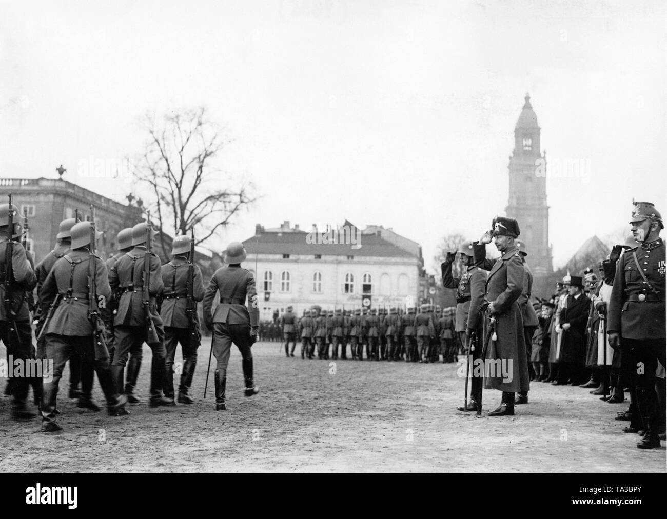 In occasione del Heldengedenktag (giorno di commemorazione degli Eroi), il presidio di Potsdam marche di fronte Lieutenant-General Feige (sinistra) e il tedesco principe ereditario Wilhelm di Prussia (destra in un ussaro uniforme) nel Lustgarten. Foto Stock
