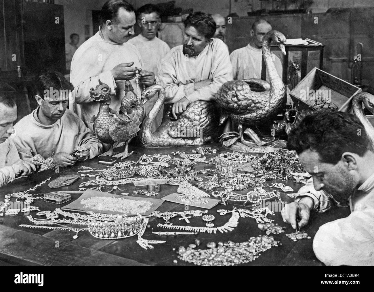 Funzionari sovietici stanno indagando monili e gioielli trovati in una cinta muraria in un museo quando il Palazzo Moika fu ricostruito. Foto Stock