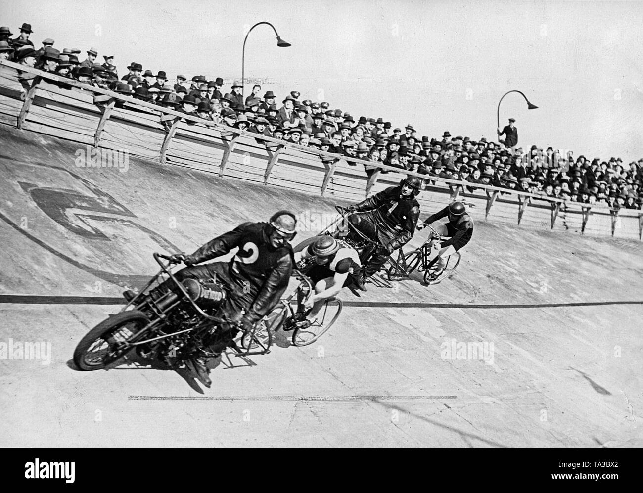 Walter Sawall (retro) e Paolo Krewer durante la Pasqua Grand Prix del Olympiabahn a Berlino. Entrambi sono in sella dietro di loro pacer. Foto Stock