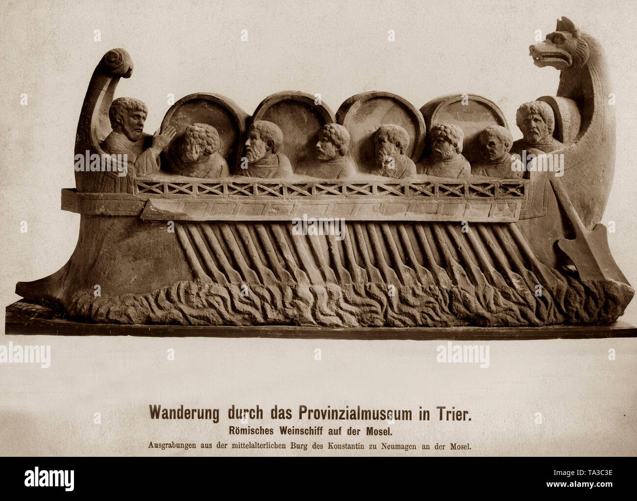 Il vino Neumagen Nave (Neumagener Weinschiff) è la tomba di un romano mercante di vino. Originariamente, la tomba consisteva di due navi di vino, che sono stati utilizzati in modo simbolico per la professione del defunto. Questa tomba fu trovata nel 1878 in Neumagen durante gli scavi del castello medievale di Konstantin zu Neumagen sulla Mosella. Oggi essa è esposta nel Museo di Stato di Treviri. Foto Stock